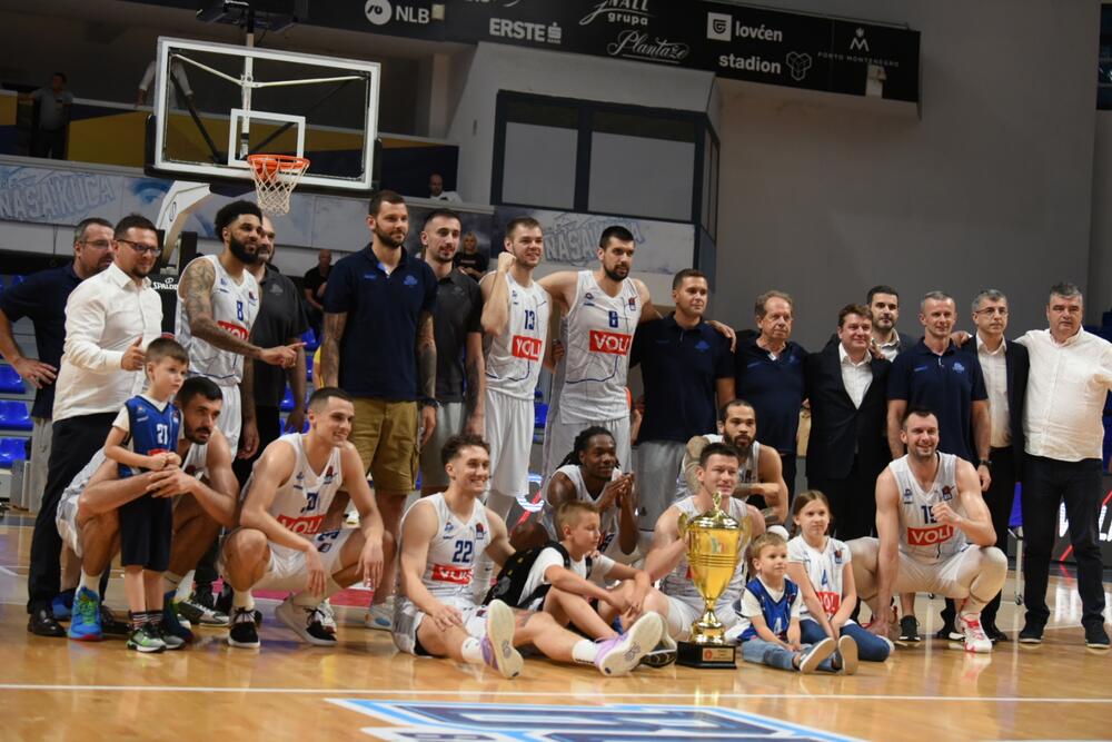 <p>Košarkaši Budućnosti savladali su večeras Mornar 90:82 i osvojili 14. titulu u crnogorskom šampionatu.</p>  <p>U galeriji pogledajte fotografije sa večeršnjeg susreta.</p>