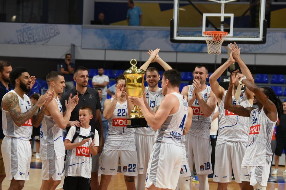 <p>Košarkaši Budućnosti savladali su večeras Mornar 90:82 i osvojili 14. titulu u crnogorskom šampionatu.</p>  <p>U galeriji pogledajte fotografije sa večeršnjeg susreta.</p>