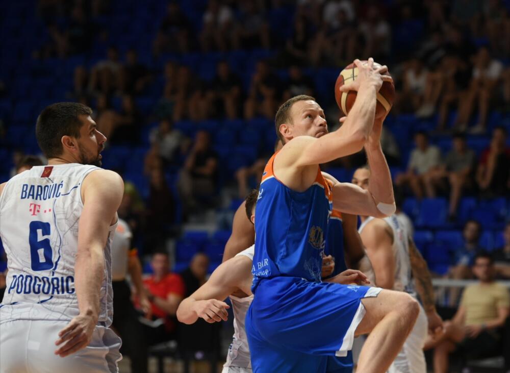 <p>Košarkaši Budućnosti savladali su večeras Mornar 90:82 i osvojili 14. titulu u crnogorskom šampionatu.</p>  <p>U galeriji pogledajte fotografije sa večeršnjeg susreta.</p>