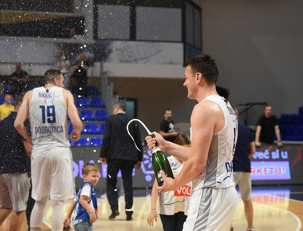 <p>Košarkaši Budućnosti savladali su večeras Mornar 90:82 i osvojili 14. titulu u crnogorskom šampionatu.</p>  <p>U galeriji pogledajte fotografije sa večeršnjeg susreta.</p>