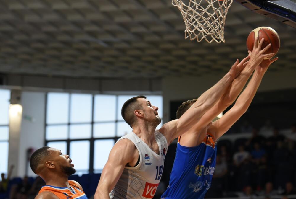 <p>Košarkaši Budućnosti savladali su večeras Mornar 90:82 i osvojili 14. titulu u crnogorskom šampionatu.</p>  <p>U galeriji pogledajte fotografije sa večeršnjeg susreta.</p>