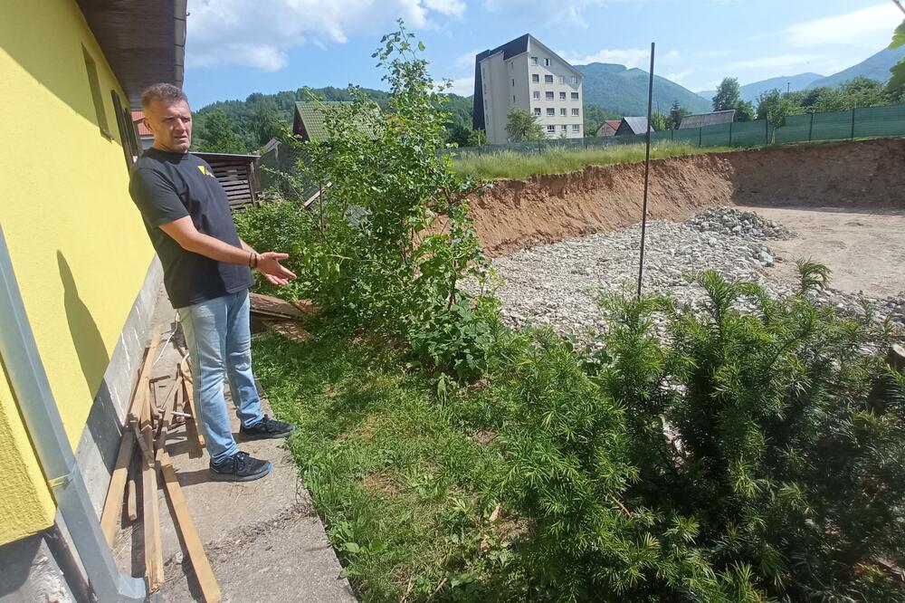 Nebojša Ćetković pokazuje gdje je nekad bio zid, Foto: Dragana Šćepanović