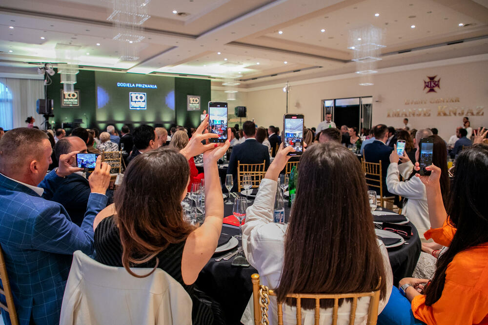 <p>Nagrade su uručili predsjednica Privredne komore Crne Gore Nina Drakić, predsjednik Odbora direktora Investiciono razvojnog fonda Velizar Kaluđerović, izvršna direktorica Mtela Tatjana Mandić, sekretar Uniqa osiguranja Milivoje Popović i osnivač BI Consultinga Ratko Nikolić.</p>