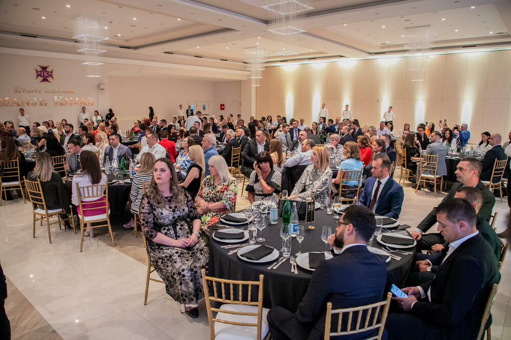 <p>Nagrade su uručili predsjednica Privredne komore Crne Gore Nina Drakić, predsjednik Odbora direktora Investiciono razvojnog fonda Velizar Kaluđerović, izvršna direktorica Mtela Tatjana Mandić, sekretar Uniqa osiguranja Milivoje Popović i osnivač BI Consultinga Ratko Nikolić.</p>