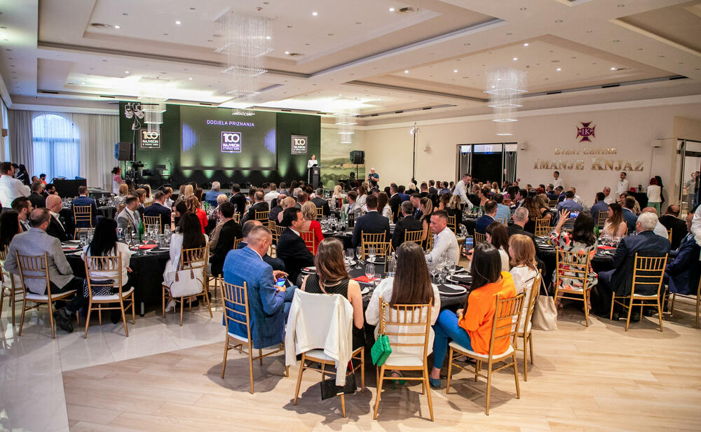 <p>Nagrade su uručili predsjednica Privredne komore Crne Gore Nina Drakić, predsjednik Odbora direktora Investiciono razvojnog fonda Velizar Kaluđerović, izvršna direktorica Mtela Tatjana Mandić, sekretar Uniqa osiguranja Milivoje Popović i osnivač BI Consultinga Ratko Nikolić.</p>