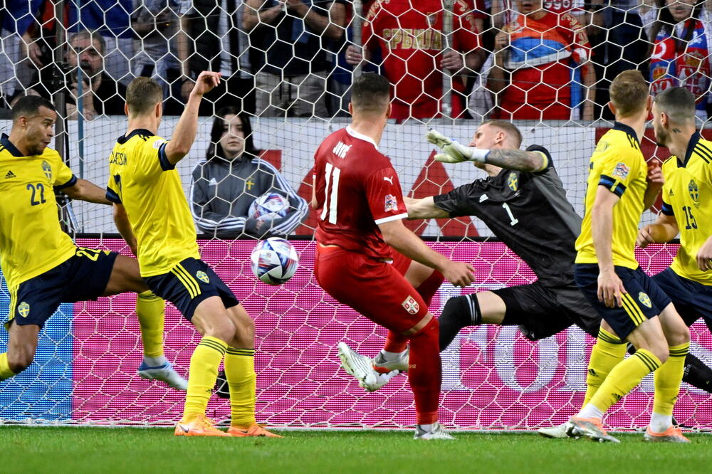 Luka Jović daje gol protiv Švedske, Foto: Reuters