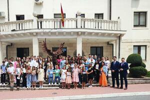 Opština Tivat nagradila najbolje učenike iz tog grada