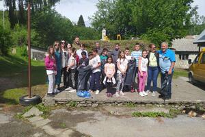 Primary school students in Kraljski Bari and UZKO marked with an environmental action...