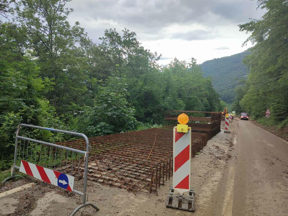 <p>Pivljani su goste tokom prošle ljetnje sezone “dočekali” i “ispratili” sa klizištem koje nije bezbjedno za učesnike u saobraćaju, a tako će, ubijeđeni su mještani, kao i predsjednik Opštine Plužine, biti i ovog ljeta</p>