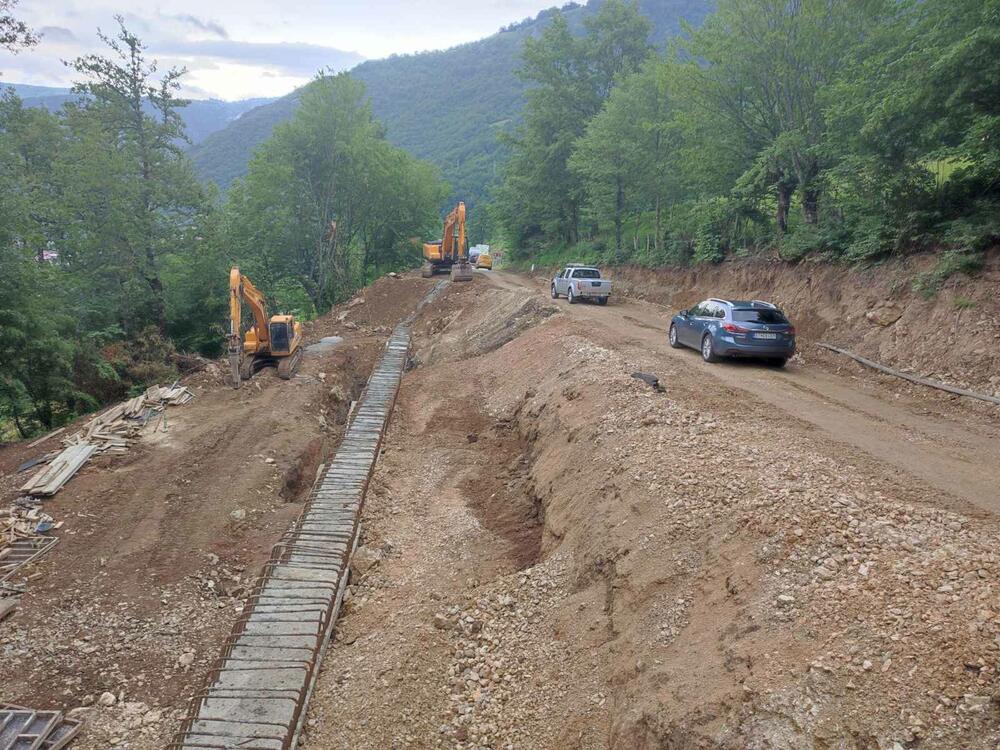 <p>Pivljani su goste tokom prošle ljetnje sezone “dočekali” i “ispratili” sa klizištem koje nije bezbjedno za učesnike u saobraćaju, a tako će, ubijeđeni su mještani, kao i predsjednik Opštine Plužine, biti i ovog ljeta</p>