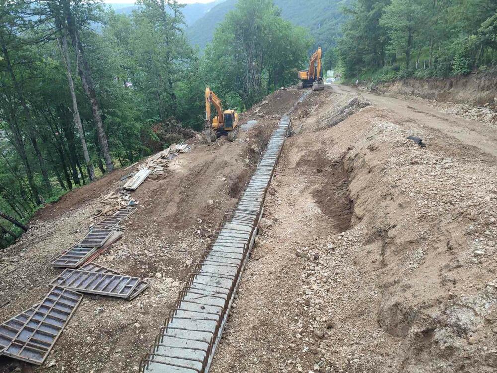 <p>Pivljani su goste tokom prošle ljetnje sezone “dočekali” i “ispratili” sa klizištem koje nije bezbjedno za učesnike u saobraćaju, a tako će, ubijeđeni su mještani, kao i predsjednik Opštine Plužine, biti i ovog ljeta</p>