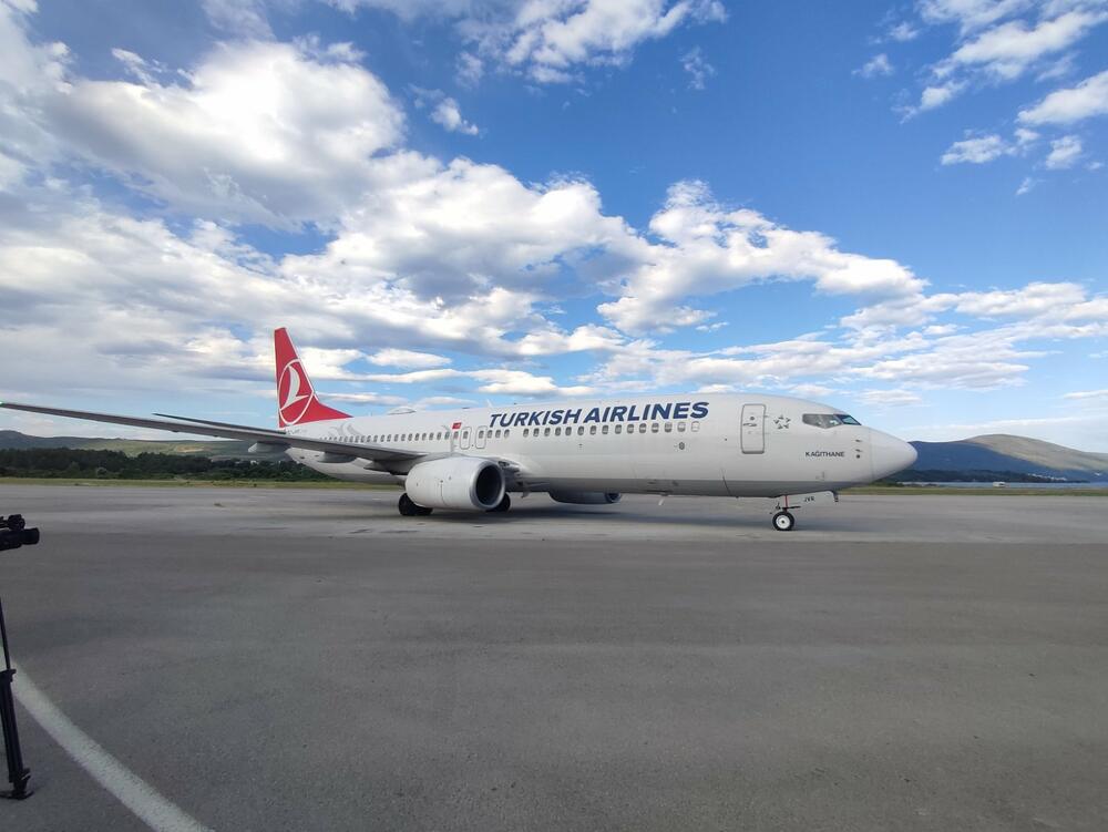 <p>Putnike aviona među kojima je i vrh memadžmenta Turkish Airlinesa dočekalo je rukovodstvo Aerodroma Crne Gore i turska ambasadorka u Crnoj Gori Songul Ozan</p>