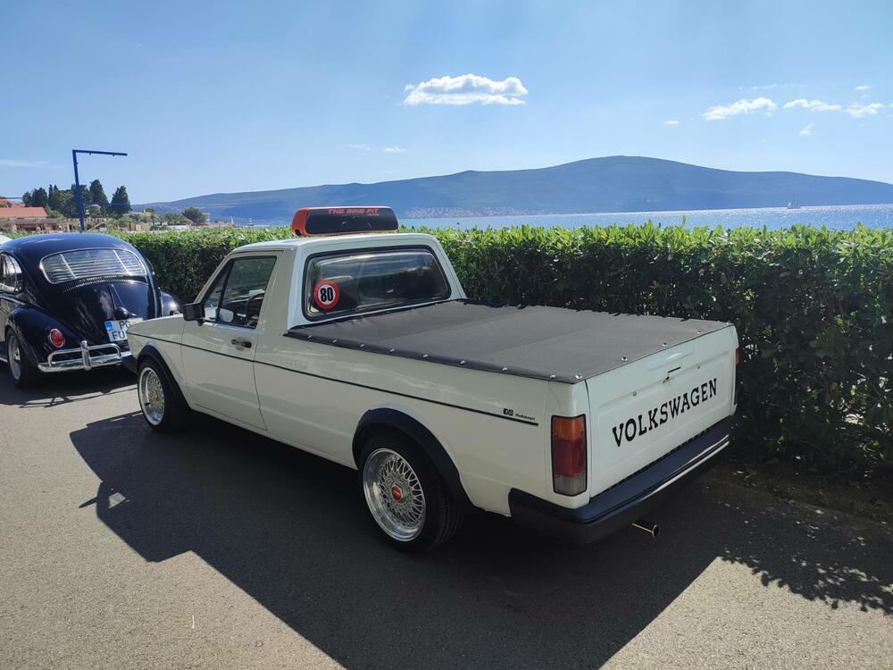 <p>Apsolutna zvijezda izložbe bio je fantastično očuvani "transporter T1" iz Srbije, u danas vrlo rijetko sačuvanoj varijanti "putara", odnosno duple putnilke kabine i tovarnog prostora sa ceradom na repu</p>