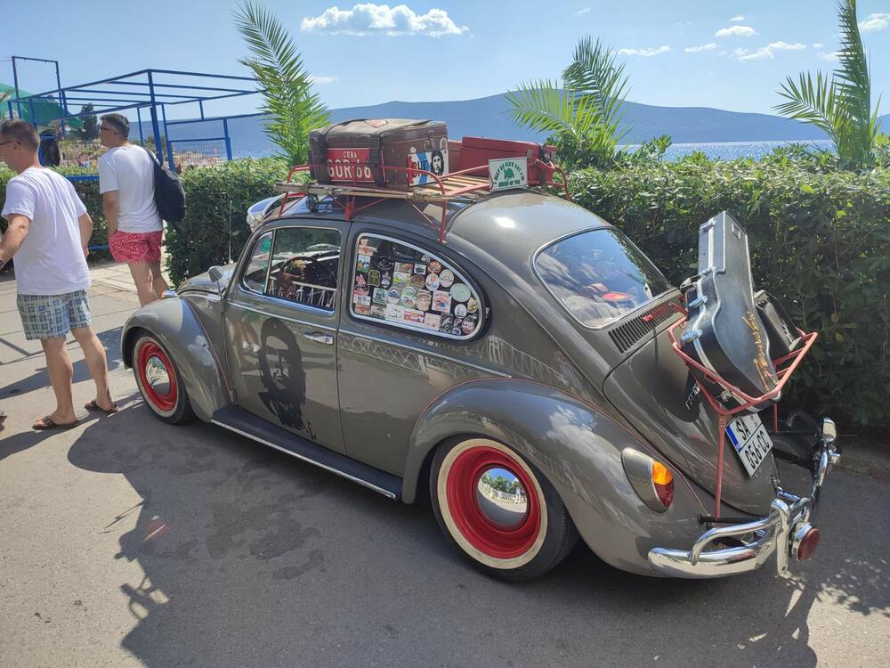 <p>Apsolutna zvijezda izložbe bio je fantastično očuvani "transporter T1" iz Srbije, u danas vrlo rijetko sačuvanoj varijanti "putara", odnosno duple putnilke kabine i tovarnog prostora sa ceradom na repu</p>