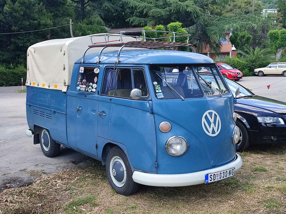 <p>Apsolutna zvijezda izložbe bio je fantastično očuvani "transporter T1" iz Srbije, u danas vrlo rijetko sačuvanoj varijanti "putara", odnosno duple putnilke kabine i tovarnog prostora sa ceradom na repu</p>