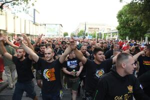 FOTO i VIDEO Navijači Crne Gore - bakljada na putu ka stadionu