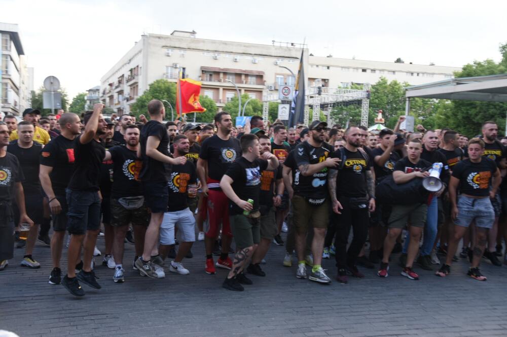 Crnogorski navijači uoči sinoćnje utakmice, Foto: Boris Pejović