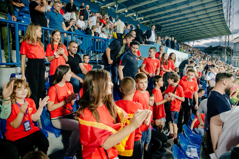 Abazović i djeca na stadionu, Foto: Vlada Crne Gore