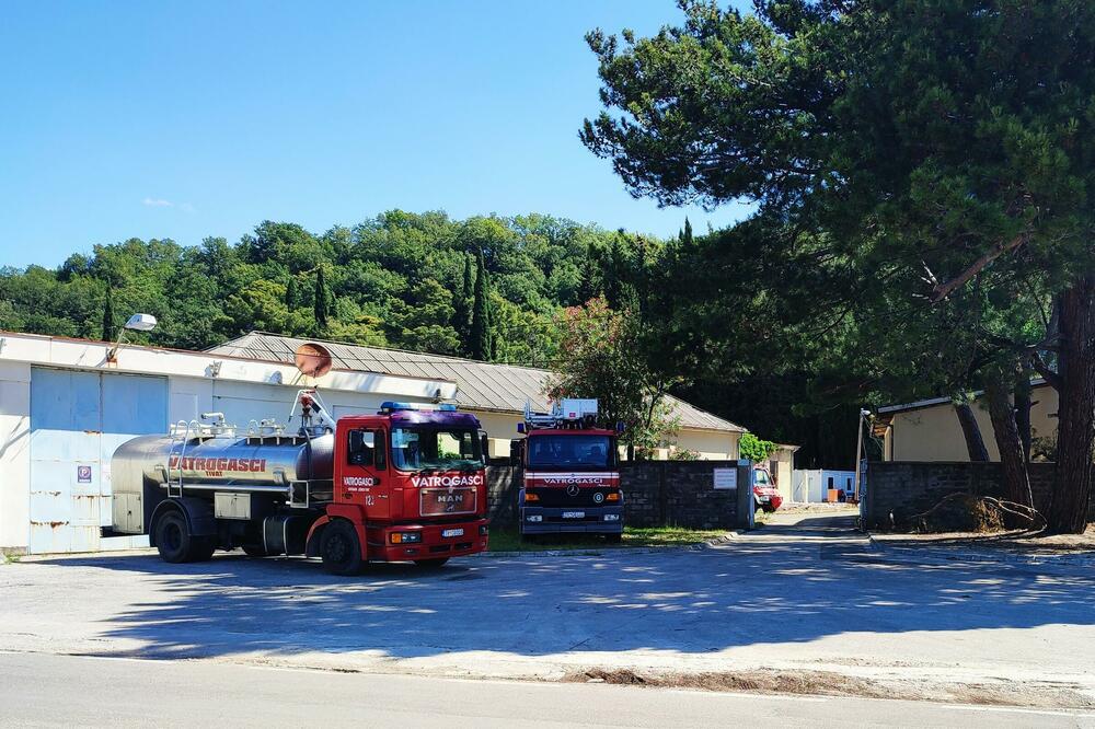 Vatrogasni kamioni na novoj lokaciji na Opatovu, Foto: Siniša Luković