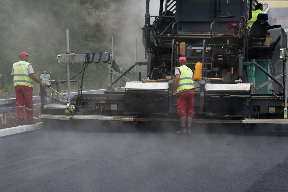 Radnici “Bemaksa” postavljaju završni sloj asfalta, Foto: Luka Zekovic