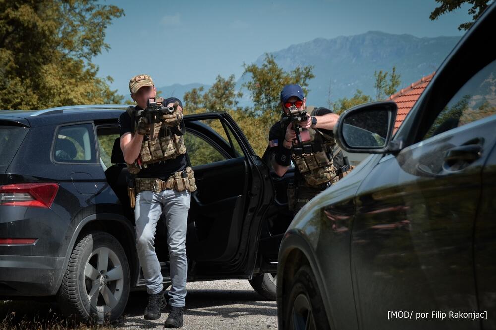 <p>"Kao i njihove američke kolege, pripadnici specijalnih snaga Vojske Crne Gore, osim direktne akcije, osposobljavaju se za nekonvencionalno ratovanje i protiv-hibridnu borbu, mentorisanje partnerskih snaga, prikupljanje obavještajnih podataka, targeting važnih meta, specijalno izviđanje, kao i za sve vidove asimetričnog ratovanja"</p>