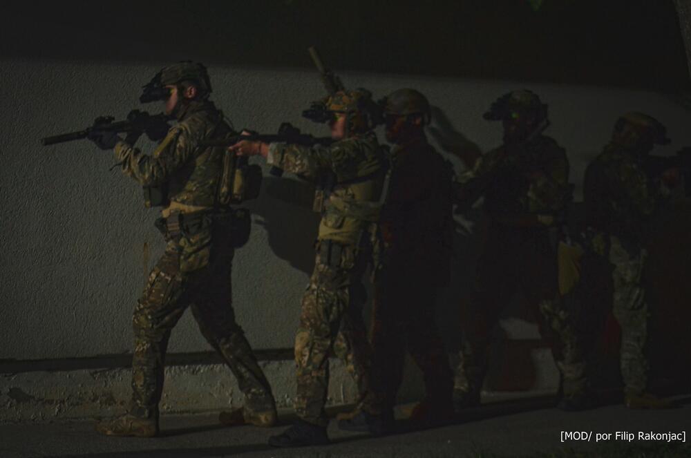 <p>"Kao i njihove američke kolege, pripadnici specijalnih snaga Vojske Crne Gore, osim direktne akcije, osposobljavaju se za nekonvencionalno ratovanje i protiv-hibridnu borbu, mentorisanje partnerskih snaga, prikupljanje obavještajnih podataka, targeting važnih meta, specijalno izviđanje, kao i za sve vidove asimetričnog ratovanja"</p>