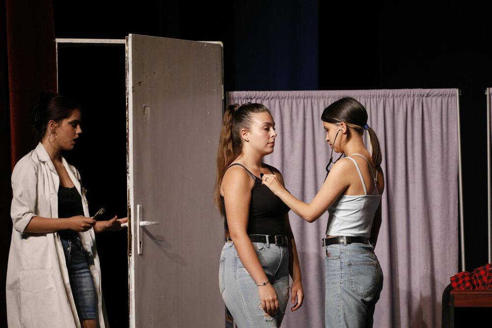 <p>&ldquo;Vođeni idejom da na pozorišnim daskama slikovito prikažu sav pakao droge među mladima, napravili smo svojevrstan miks ispovijesti narkomana kroz igranu i &ldquo;dokumentarnu&rdquo; formu"</p>