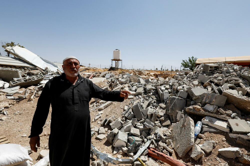 Palestinac Mahmud Nadžadžreh pokazuje ruševine njegove kuće u Masafer Jati, Foto: Rojters