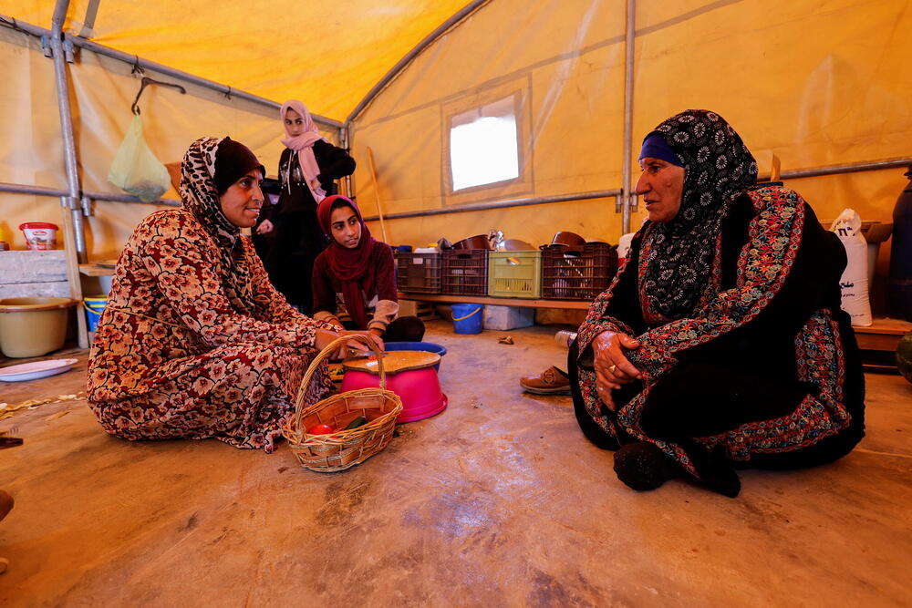 Palestinka Vada Abu Saba sa rođakama u jednom od rijetkih preostalih šatora u Masafer Jati
