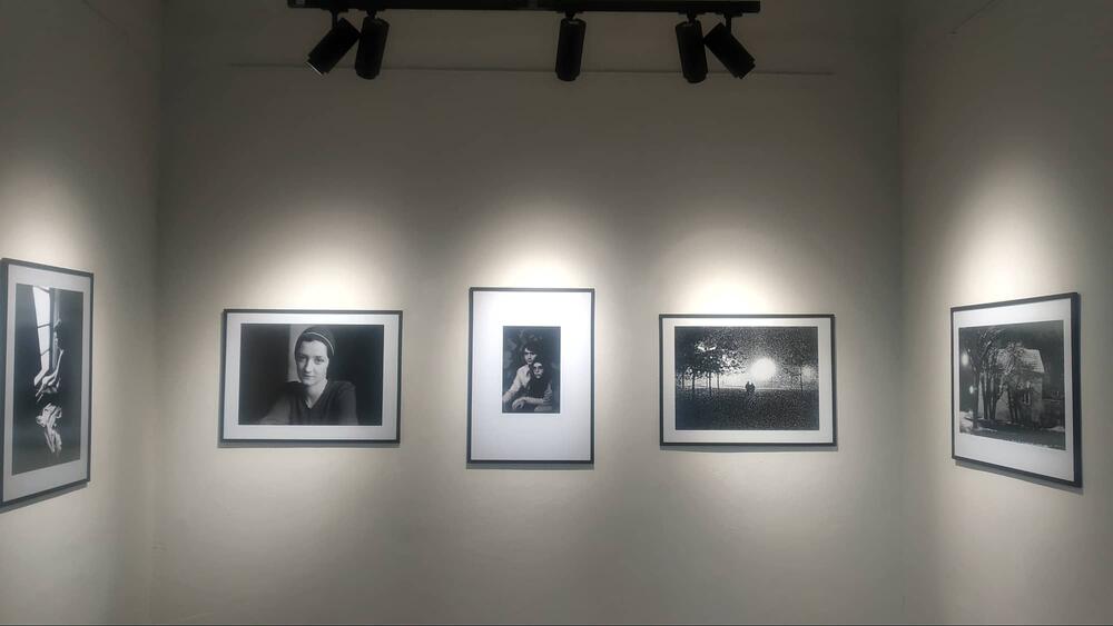 <p>Više od 50 godina duge karijere stalo je u oko 40 fotografija nastalih tokom prethodnih decenija, a mogu se pogledati do 13. jula u galeriji “F 64” u Podgorici</p>