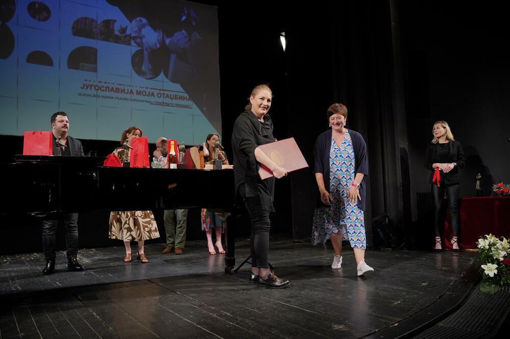 Ana Vukotić preuzima priznanje za najbolju režiju, Foto: Dejan Rakita