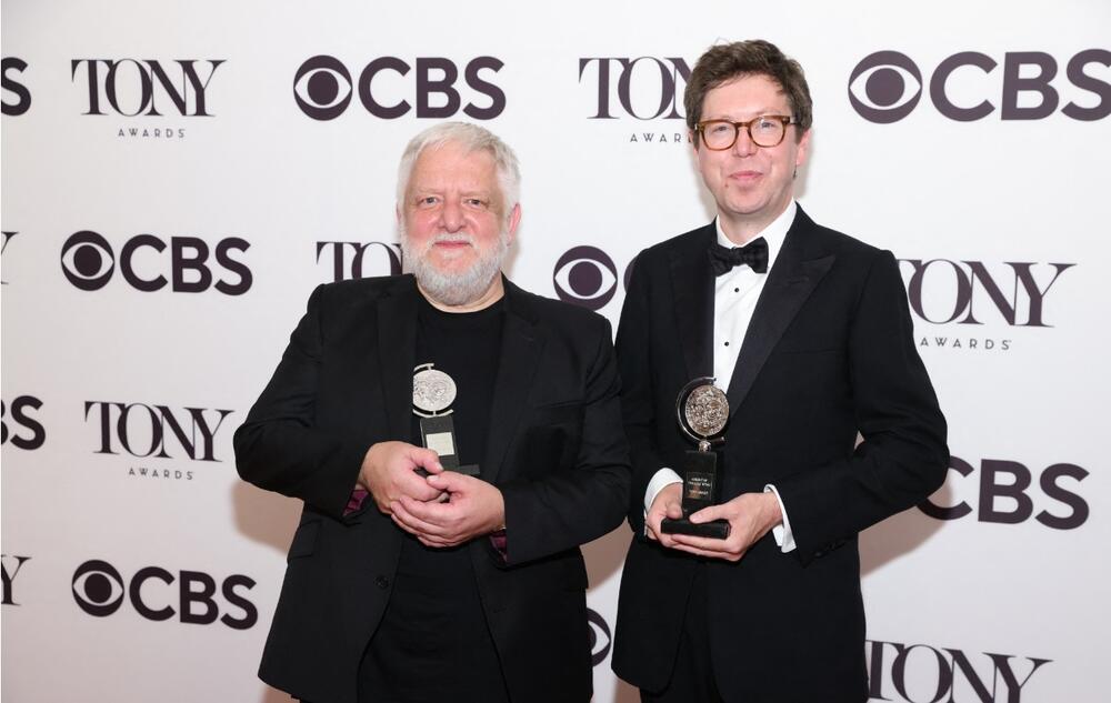 Sajmon Rasel Bil sa nagradom za najboljeg glumca u 'The Lehman Trilogy' and pisac Ben Pauer nagrađen za najbolji komad  - 'The Lehman Trilogy'