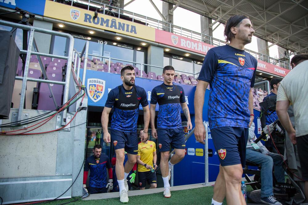 <p>Fudbalska reprezentacija Crne Gore večeras je u Bukureštu odradila posljednji trening pred sjutrašnji (20:45) meč protiv Rumunije u četvrtom kolu Lige nacija.</p>  <p>Utakmica se igra na Rapidovom "Đulesti - Valentin Stanesku" stadionu, kapaciteta 14.000. Karte su rasprodate i domaća selekcija će imati veliku podršku navijača.</p>  <p>Crna Gora je u prvom meču, odigranom prije desetak dana, nadigrala i savladala Rumuniju 2:0.</p>