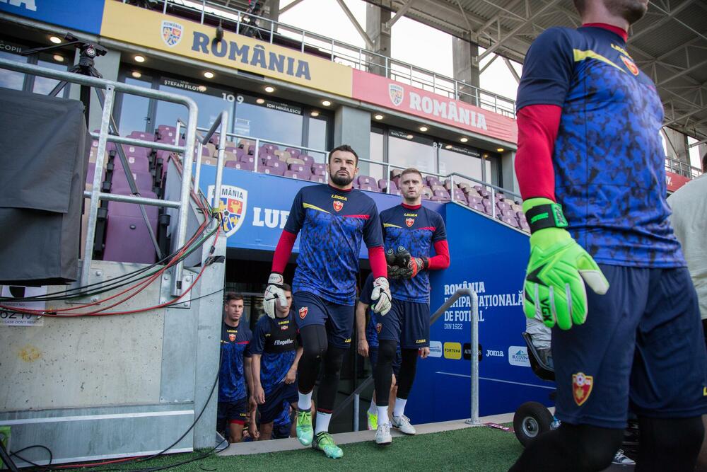 <p>Fudbalska reprezentacija Crne Gore večeras je u Bukureštu odradila posljednji trening pred sjutrašnji (20:45) meč protiv Rumunije u četvrtom kolu Lige nacija.</p>  <p>Utakmica se igra na Rapidovom "Đulesti - Valentin Stanesku" stadionu, kapaciteta 14.000. Karte su rasprodate i domaća selekcija će imati veliku podršku navijača.</p>  <p>Crna Gora je u prvom meču, odigranom prije desetak dana, nadigrala i savladala Rumuniju 2:0.</p>