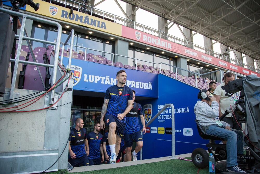 <p>Fudbalska reprezentacija Crne Gore večeras je u Bukureštu odradila posljednji trening pred sjutrašnji (20:45) meč protiv Rumunije u četvrtom kolu Lige nacija.</p>  <p>Utakmica se igra na Rapidovom "Đulesti - Valentin Stanesku" stadionu, kapaciteta 14.000. Karte su rasprodate i domaća selekcija će imati veliku podršku navijača.</p>  <p>Crna Gora je u prvom meču, odigranom prije desetak dana, nadigrala i savladala Rumuniju 2:0.</p>