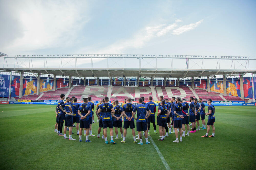 <p>Fudbalska reprezentacija Crne Gore večeras je u Bukureštu odradila posljednji trening pred sjutrašnji (20:45) meč protiv Rumunije u četvrtom kolu Lige nacija.</p>  <p>Utakmica se igra na Rapidovom "Đulesti - Valentin Stanesku" stadionu, kapaciteta 14.000. Karte su rasprodate i domaća selekcija će imati veliku podršku navijača.</p>  <p>Crna Gora je u prvom meču, odigranom prije desetak dana, nadigrala i savladala Rumuniju 2:0.</p>