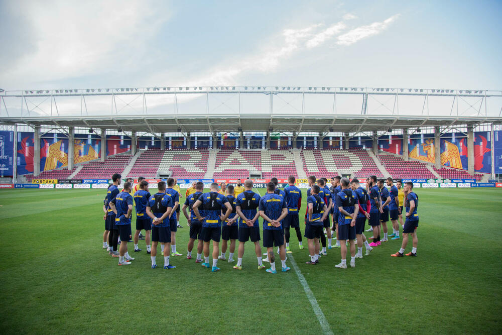 <p>Fudbalska reprezentacija Crne Gore večeras je u Bukureštu odradila posljednji trening pred sjutrašnji (20:45) meč protiv Rumunije u četvrtom kolu Lige nacija.</p>  <p>Utakmica se igra na Rapidovom "Đulesti - Valentin Stanesku" stadionu, kapaciteta 14.000. Karte su rasprodate i domaća selekcija će imati veliku podršku navijača.</p>  <p>Crna Gora je u prvom meču, odigranom prije desetak dana, nadigrala i savladala Rumuniju 2:0.</p>