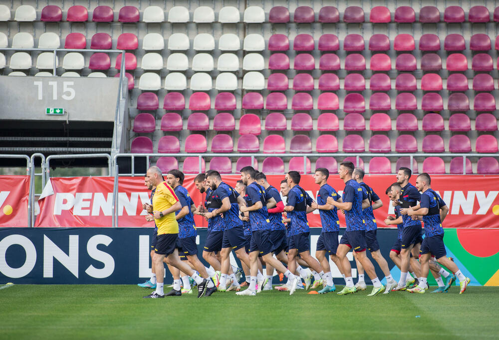 <p>Fudbalska reprezentacija Crne Gore večeras je u Bukureštu odradila posljednji trening pred sjutrašnji (20:45) meč protiv Rumunije u četvrtom kolu Lige nacija.</p>  <p>Utakmica se igra na Rapidovom "Đulesti - Valentin Stanesku" stadionu, kapaciteta 14.000. Karte su rasprodate i domaća selekcija će imati veliku podršku navijača.</p>  <p>Crna Gora je u prvom meču, odigranom prije desetak dana, nadigrala i savladala Rumuniju 2:0.</p>