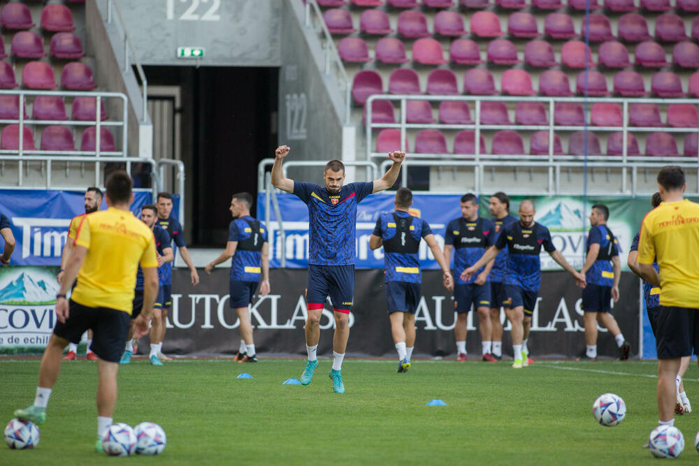 <p>Fudbalska reprezentacija Crne Gore večeras je u Bukureštu odradila posljednji trening pred sjutrašnji (20:45) meč protiv Rumunije u četvrtom kolu Lige nacija.</p>  <p>Utakmica se igra na Rapidovom "Đulesti - Valentin Stanesku" stadionu, kapaciteta 14.000. Karte su rasprodate i domaća selekcija će imati veliku podršku navijača.</p>  <p>Crna Gora je u prvom meču, odigranom prije desetak dana, nadigrala i savladala Rumuniju 2:0.</p>