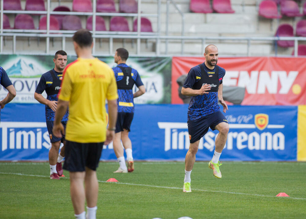<p>Fudbalska reprezentacija Crne Gore večeras je u Bukureštu odradila posljednji trening pred sjutrašnji (20:45) meč protiv Rumunije u četvrtom kolu Lige nacija.</p>  <p>Utakmica se igra na Rapidovom "Đulesti - Valentin Stanesku" stadionu, kapaciteta 14.000. Karte su rasprodate i domaća selekcija će imati veliku podršku navijača.</p>  <p>Crna Gora je u prvom meču, odigranom prije desetak dana, nadigrala i savladala Rumuniju 2:0.</p>