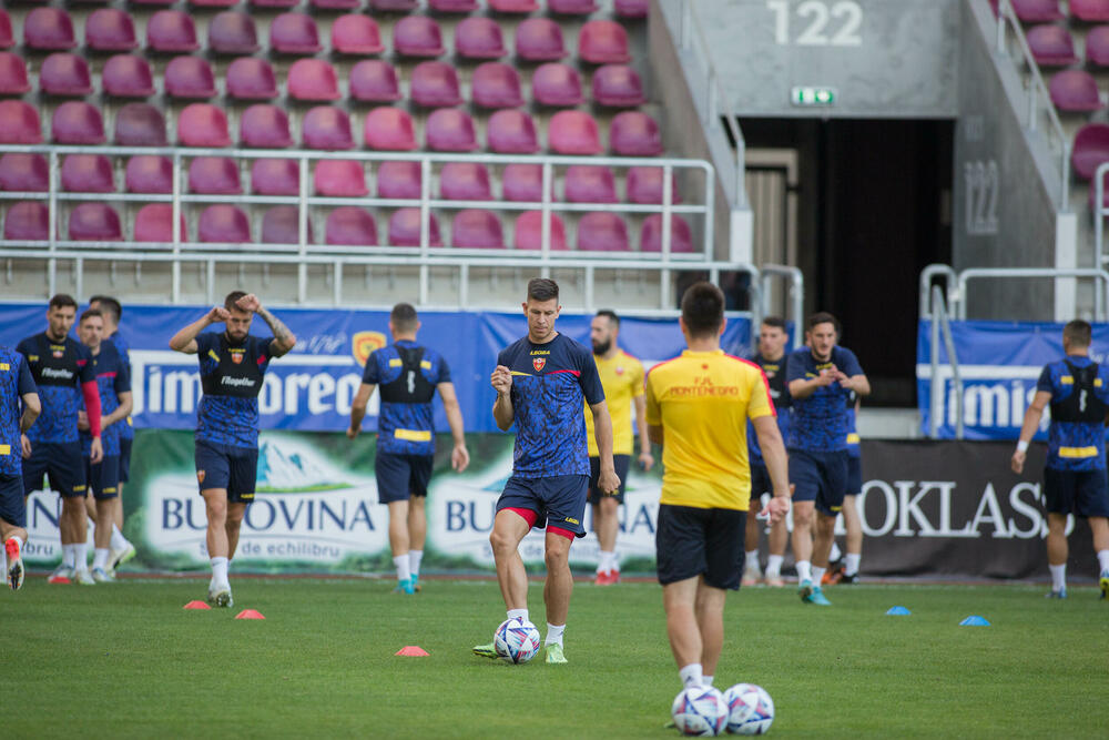 <p>Fudbalska reprezentacija Crne Gore večeras je u Bukureštu odradila posljednji trening pred sjutrašnji (20:45) meč protiv Rumunije u četvrtom kolu Lige nacija.</p>  <p>Utakmica se igra na Rapidovom "Đulesti - Valentin Stanesku" stadionu, kapaciteta 14.000. Karte su rasprodate i domaća selekcija će imati veliku podršku navijača.</p>  <p>Crna Gora je u prvom meču, odigranom prije desetak dana, nadigrala i savladala Rumuniju 2:0.</p>