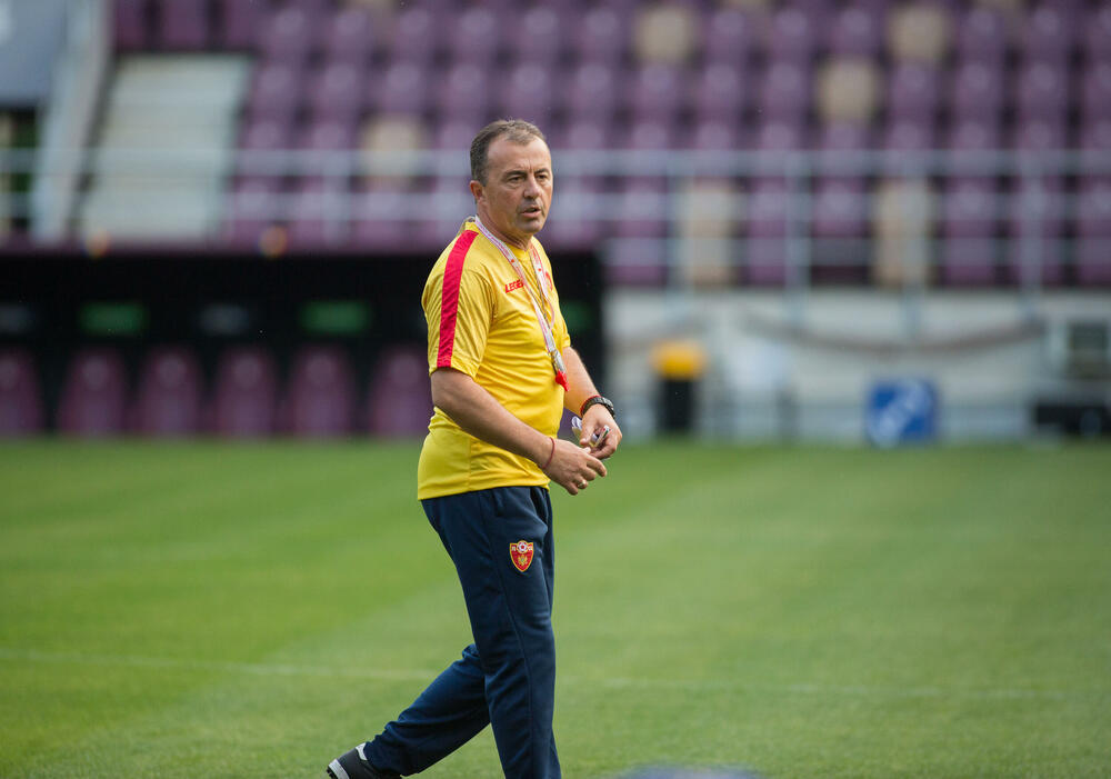 <p>Fudbalska reprezentacija Crne Gore večeras je u Bukureštu odradila posljednji trening pred sjutrašnji (20:45) meč protiv Rumunije u četvrtom kolu Lige nacija.</p>  <p>Utakmica se igra na Rapidovom "Đulesti - Valentin Stanesku" stadionu, kapaciteta 14.000. Karte su rasprodate i domaća selekcija će imati veliku podršku navijača.</p>  <p>Crna Gora je u prvom meču, odigranom prije desetak dana, nadigrala i savladala Rumuniju 2:0.</p>