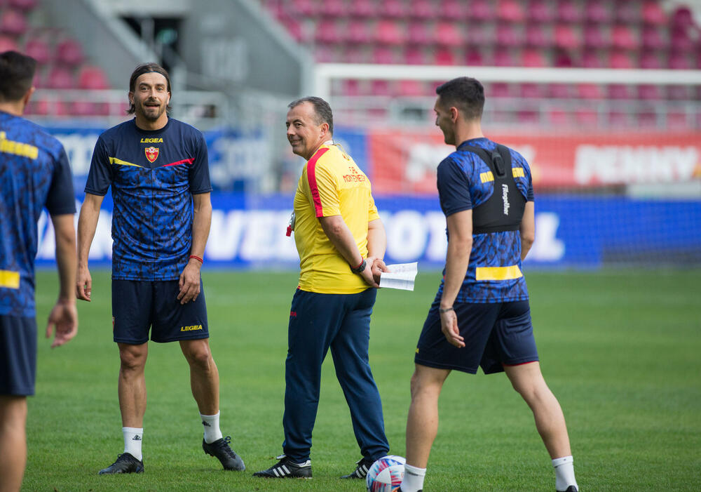 <p>Fudbalska reprezentacija Crne Gore večeras je u Bukureštu odradila posljednji trening pred sjutrašnji (20:45) meč protiv Rumunije u četvrtom kolu Lige nacija.</p>  <p>Utakmica se igra na Rapidovom "Đulesti - Valentin Stanesku" stadionu, kapaciteta 14.000. Karte su rasprodate i domaća selekcija će imati veliku podršku navijača.</p>  <p>Crna Gora je u prvom meču, odigranom prije desetak dana, nadigrala i savladala Rumuniju 2:0.</p>