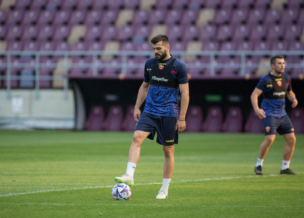 <p>Fudbalska reprezentacija Crne Gore večeras je u Bukureštu odradila posljednji trening pred sjutrašnji (20:45) meč protiv Rumunije u četvrtom kolu Lige nacija.</p>  <p>Utakmica se igra na Rapidovom "Đulesti - Valentin Stanesku" stadionu, kapaciteta 14.000. Karte su rasprodate i domaća selekcija će imati veliku podršku navijača.</p>  <p>Crna Gora je u prvom meču, odigranom prije desetak dana, nadigrala i savladala Rumuniju 2:0.</p>