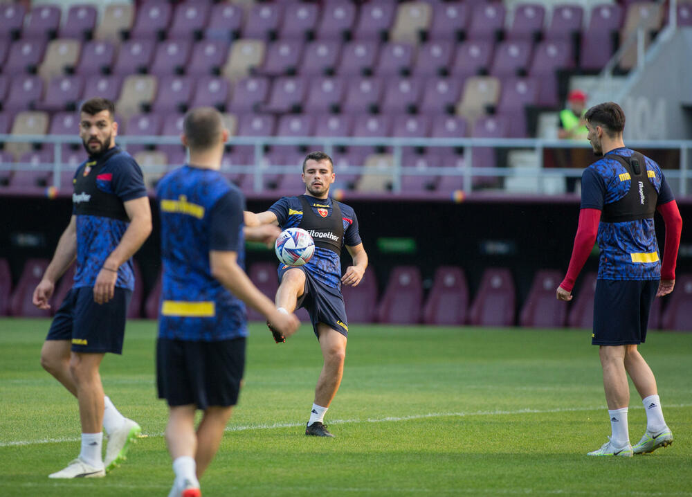 <p>Fudbalska reprezentacija Crne Gore večeras je u Bukureštu odradila posljednji trening pred sjutrašnji (20:45) meč protiv Rumunije u četvrtom kolu Lige nacija.</p>  <p>Utakmica se igra na Rapidovom "Đulesti - Valentin Stanesku" stadionu, kapaciteta 14.000. Karte su rasprodate i domaća selekcija će imati veliku podršku navijača.</p>  <p>Crna Gora je u prvom meču, odigranom prije desetak dana, nadigrala i savladala Rumuniju 2:0.</p>