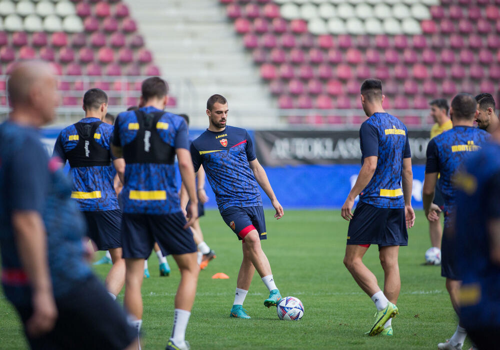 <p>Fudbalska reprezentacija Crne Gore večeras je u Bukureštu odradila posljednji trening pred sjutrašnji (20:45) meč protiv Rumunije u četvrtom kolu Lige nacija.</p>  <p>Utakmica se igra na Rapidovom "Đulesti - Valentin Stanesku" stadionu, kapaciteta 14.000. Karte su rasprodate i domaća selekcija će imati veliku podršku navijača.</p>  <p>Crna Gora je u prvom meču, odigranom prije desetak dana, nadigrala i savladala Rumuniju 2:0.</p>
