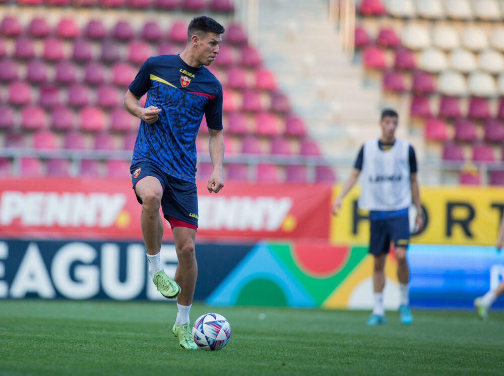 <p>Fudbalska reprezentacija Crne Gore večeras je u Bukureštu odradila posljednji trening pred sjutrašnji (20:45) meč protiv Rumunije u četvrtom kolu Lige nacija.</p>  <p>Utakmica se igra na Rapidovom "Đulesti - Valentin Stanesku" stadionu, kapaciteta 14.000. Karte su rasprodate i domaća selekcija će imati veliku podršku navijača.</p>  <p>Crna Gora je u prvom meču, odigranom prije desetak dana, nadigrala i savladala Rumuniju 2:0.</p>