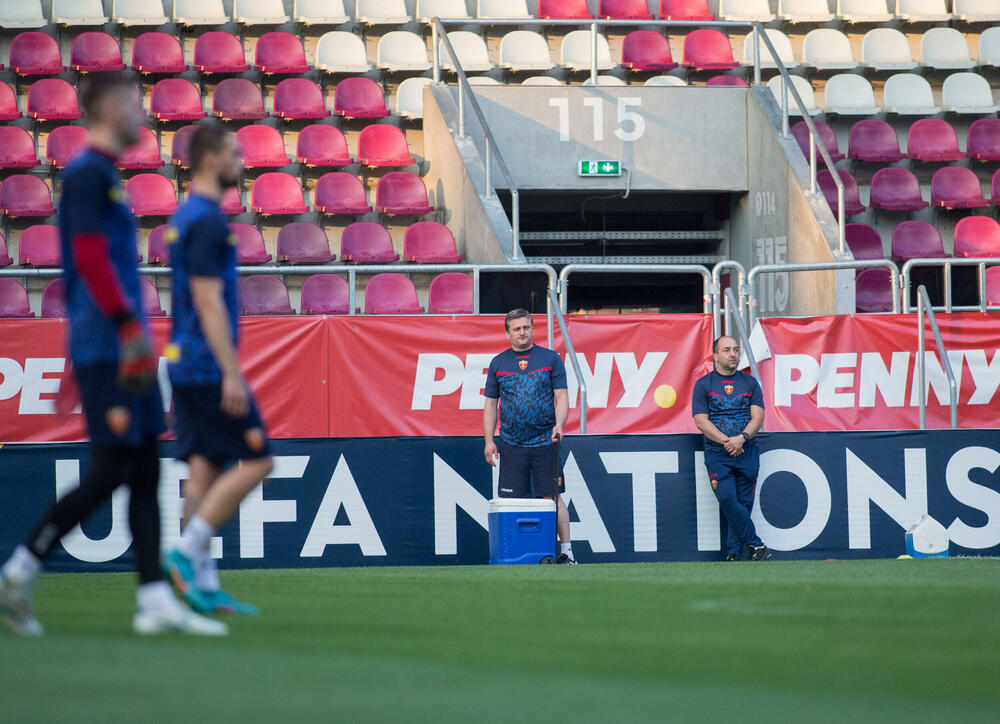 <p>Fudbalska reprezentacija Crne Gore večeras je u Bukureštu odradila posljednji trening pred sjutrašnji (20:45) meč protiv Rumunije u četvrtom kolu Lige nacija.</p>  <p>Utakmica se igra na Rapidovom "Đulesti - Valentin Stanesku" stadionu, kapaciteta 14.000. Karte su rasprodate i domaća selekcija će imati veliku podršku navijača.</p>  <p>Crna Gora je u prvom meču, odigranom prije desetak dana, nadigrala i savladala Rumuniju 2:0.</p>