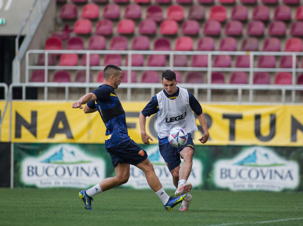 <p>Fudbalska reprezentacija Crne Gore večeras je u Bukureštu odradila posljednji trening pred sjutrašnji (20:45) meč protiv Rumunije u četvrtom kolu Lige nacija.</p>  <p>Utakmica se igra na Rapidovom "Đulesti - Valentin Stanesku" stadionu, kapaciteta 14.000. Karte su rasprodate i domaća selekcija će imati veliku podršku navijača.</p>  <p>Crna Gora je u prvom meču, odigranom prije desetak dana, nadigrala i savladala Rumuniju 2:0.</p>