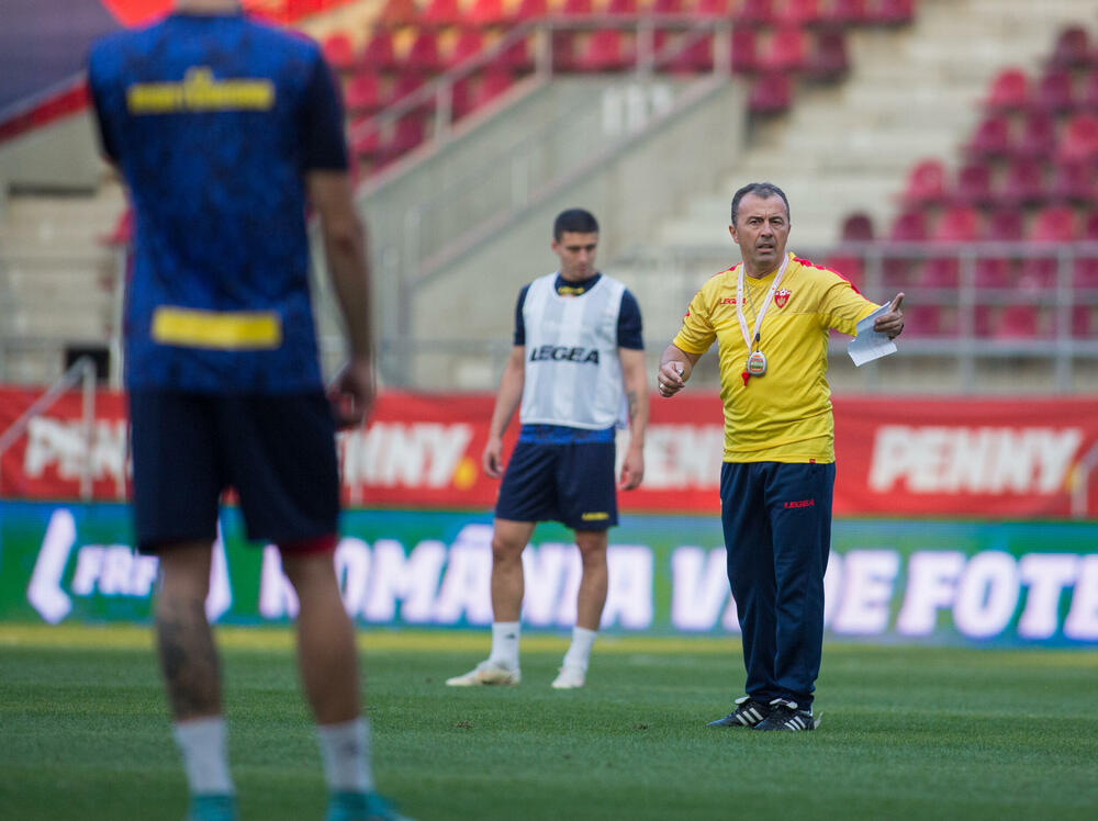 <p>Fudbalska reprezentacija Crne Gore večeras je u Bukureštu odradila posljednji trening pred sjutrašnji (20:45) meč protiv Rumunije u četvrtom kolu Lige nacija.</p>  <p>Utakmica se igra na Rapidovom "Đulesti - Valentin Stanesku" stadionu, kapaciteta 14.000. Karte su rasprodate i domaća selekcija će imati veliku podršku navijača.</p>  <p>Crna Gora je u prvom meču, odigranom prije desetak dana, nadigrala i savladala Rumuniju 2:0.</p>